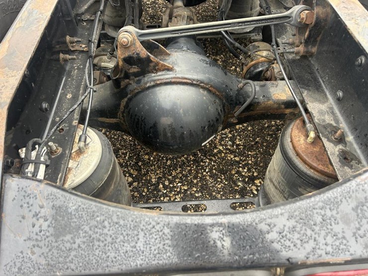 #1676-•-2015-volvo-vnl-day-cab-truck-tractor-image-22