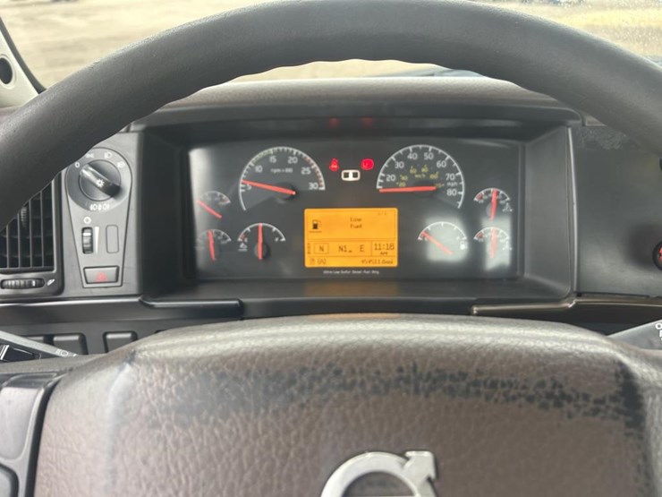 #1676-•-2015-volvo-vnl-day-cab-truck-tractor-image-37