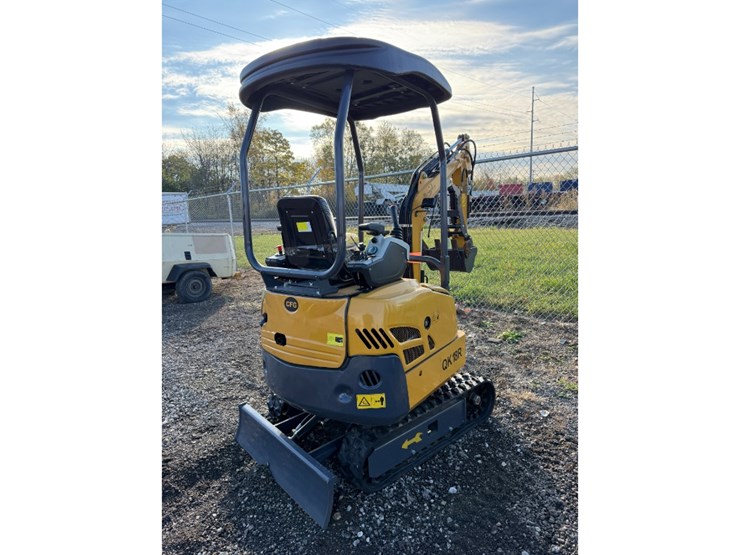 cfg-qk18r-mini-excavator-w/-hydraulic-thumb-image-4