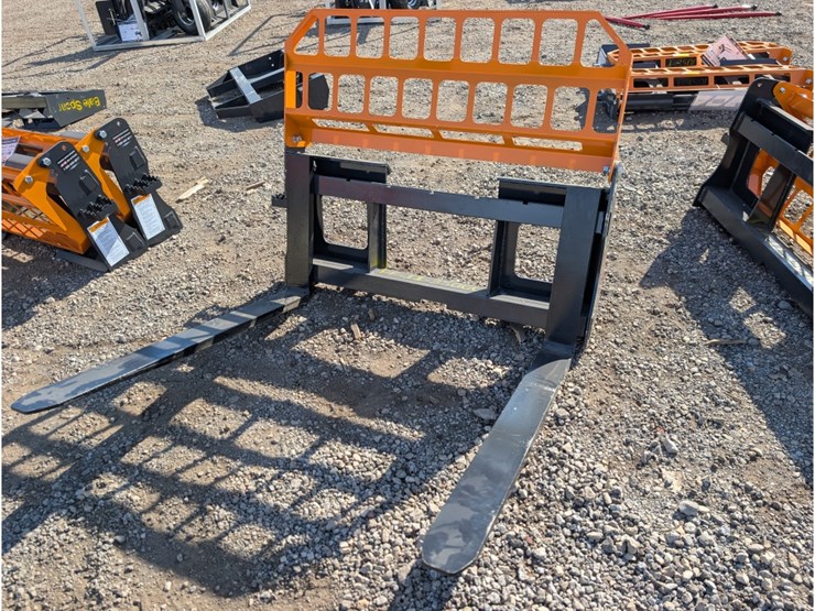 landhonor-42"-skid-steer-pallet-forks-image-1