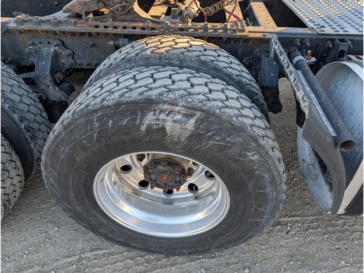 2014-volvo-vnl-day-cab-image-7