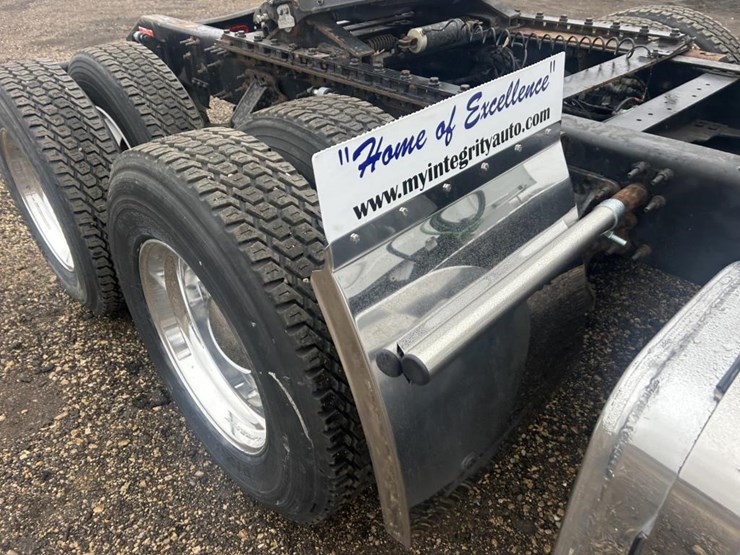 #1676-•-2015-volvo-vnl-day-cab-truck-tractor-image-16