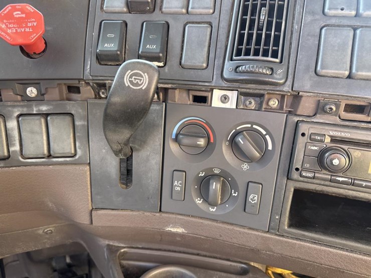 2011-volvo-10-image-28