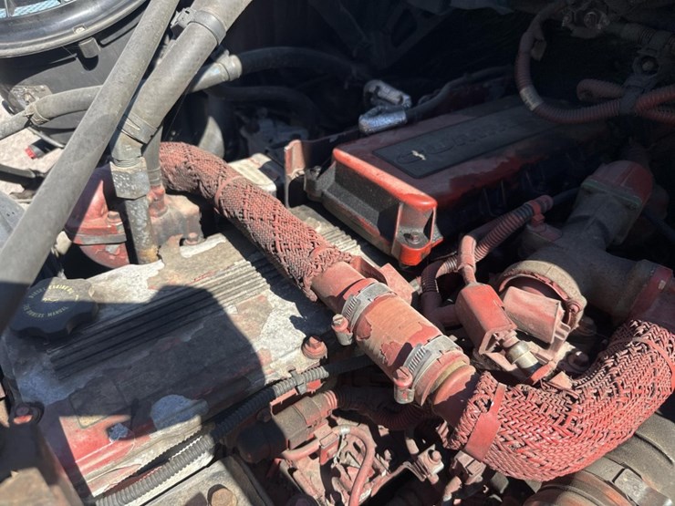 2013-freightliner-m2-106-image-52