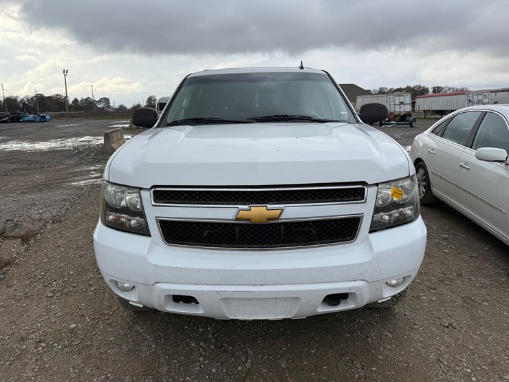 2012-chevrolet-suburban-image-2