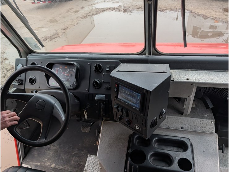 2017-freightliner-mt55-image-16