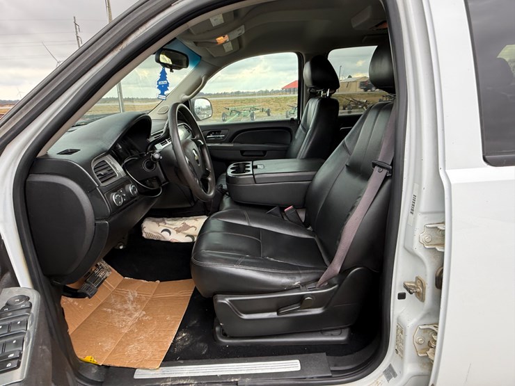 2012-chevrolet-suburban-image-23