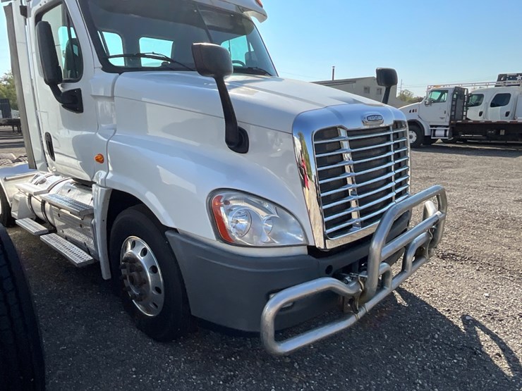 2016-freightliner-ca125-day-cab-image-6