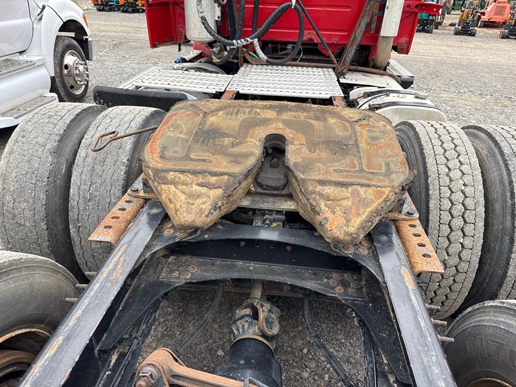 2011-volvo-10-image-10