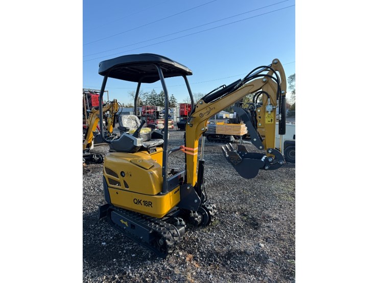 cfg-qk18r-mini-excavator-w/-hydraulic-thumb-image-1