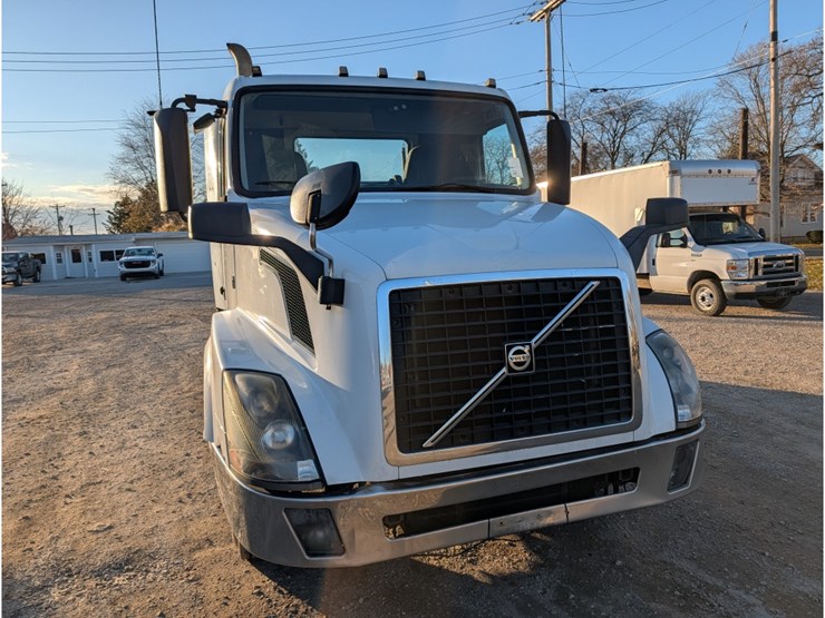 2015-volvo-vnl-day-cab-image-2