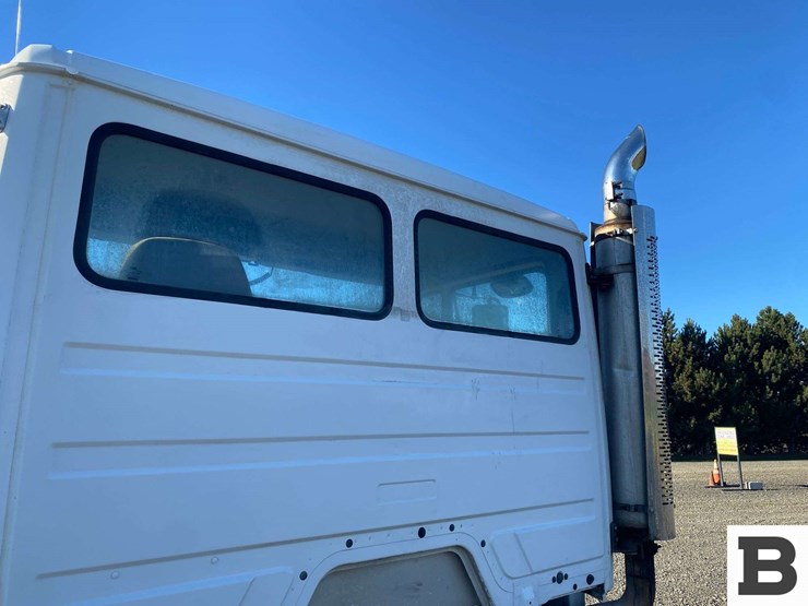 2002-freightliner-fl70-image-16