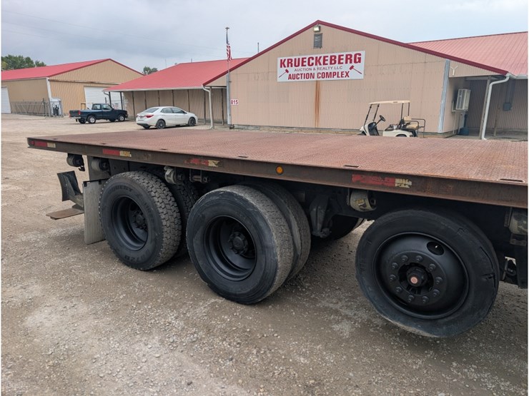 2005-freightliner-columbia-flatbed-w/-moffett-hookup-image-6
