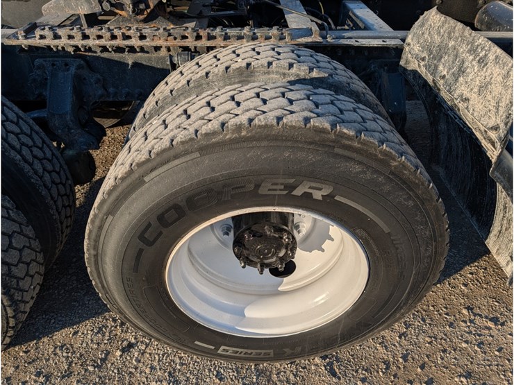 2015-volvo-vnl-day-cab-image-6