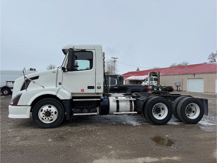 2011-volvo-vnl-day-cab-image-6