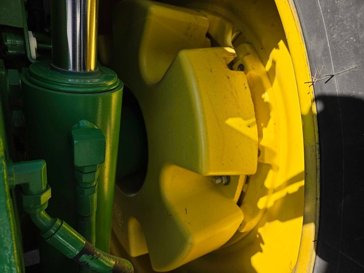 2012-john-deere-8285r-image-40