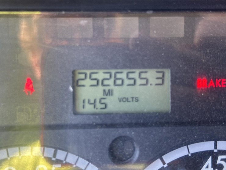 2013-freightliner-m2-106-image-39