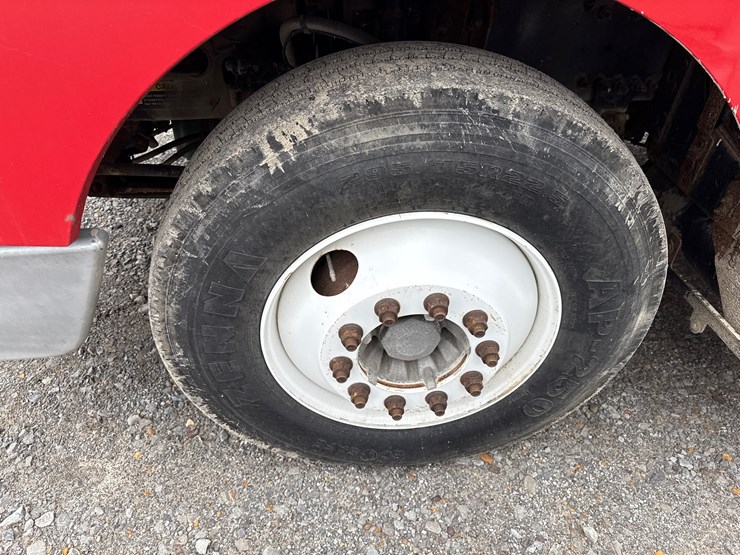 2011-volvo-10-image-35