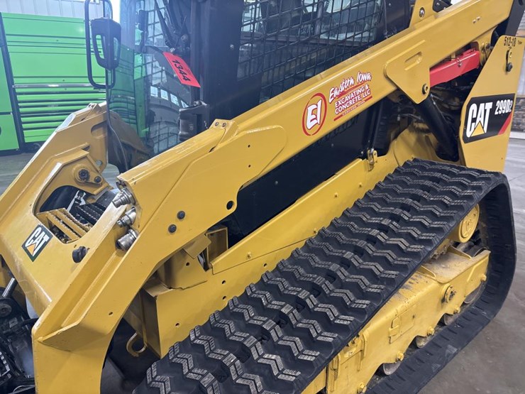 2018-caterpillar-228-image-27