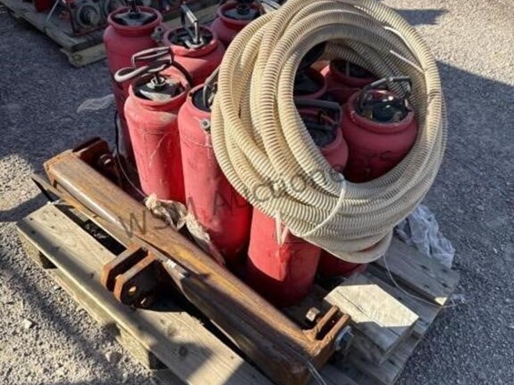 pallet-of-misc-sprayers-and-hose-image-3