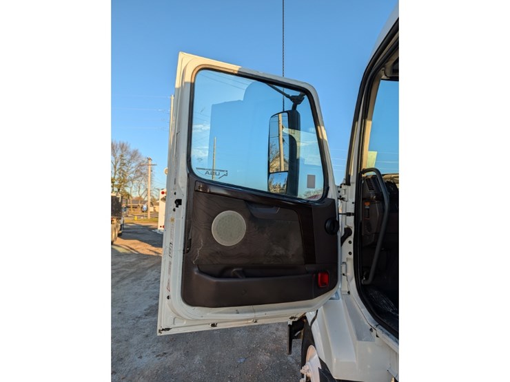 2015-volvo-vnl-day-cab-image-20