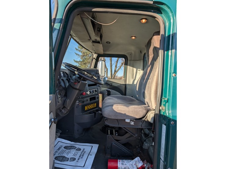 2013-mack-cxu612-day-cab-image-19