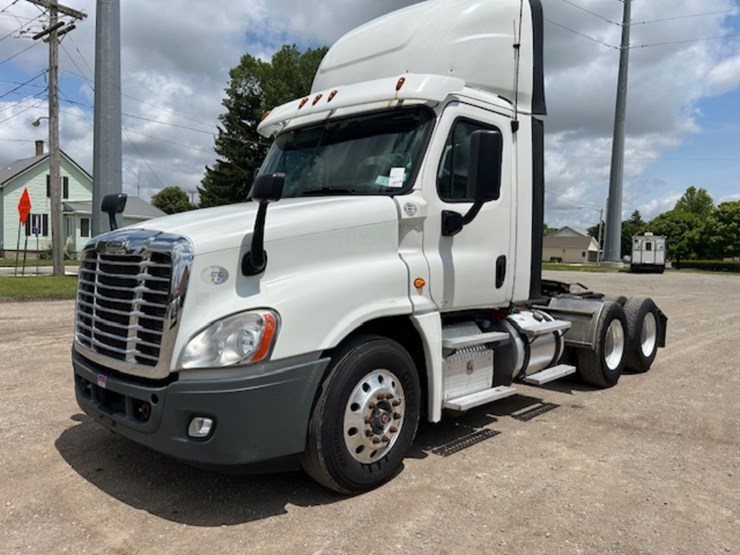 2016-freightliner-ca125-day-cab-image-1