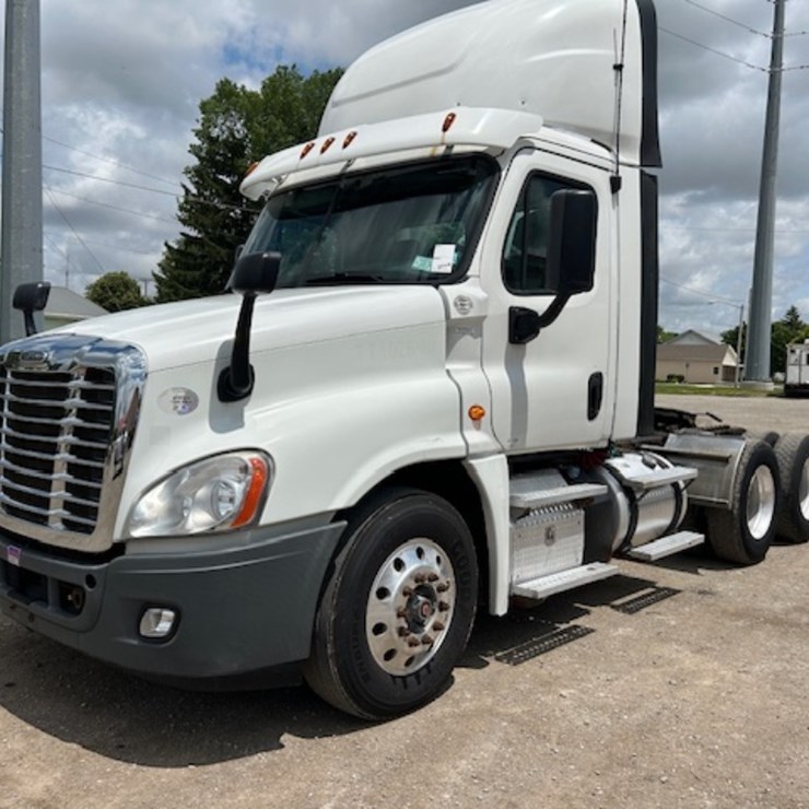 2016 Freightliner CA125 Day cab