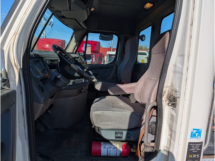 2013-freightliner-columbia-day-cab-image-20