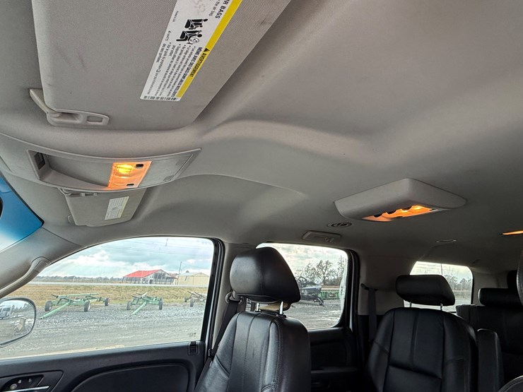 2012-chevrolet-suburban-image-31