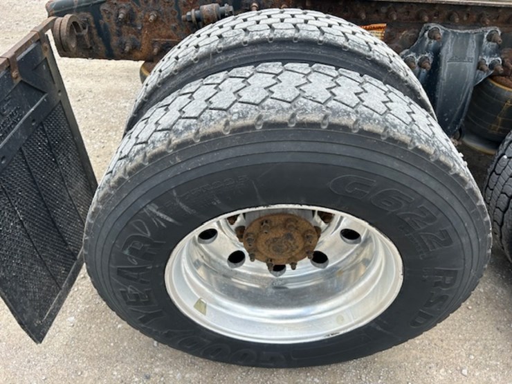 2016-freightliner-ca125-day-cab-image-12