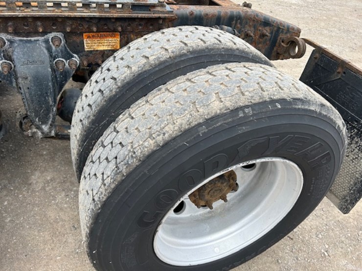 2016-freightliner-ca125-day-cab-image-11