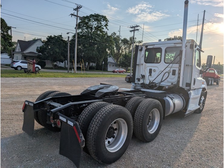 2016-freightliner-ca113-day-cab-image-8