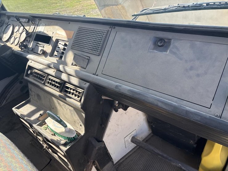 #1337-•-1998-mack-cs200-flatbed-truck-image-33