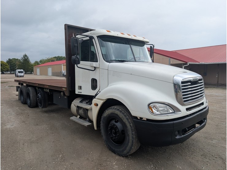 2005-freightliner-columbia-flatbed-w/-moffett-hookup-image-3