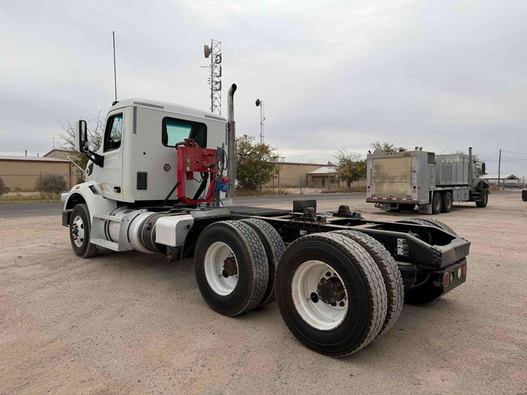 2015-peterbilt-567-image-2