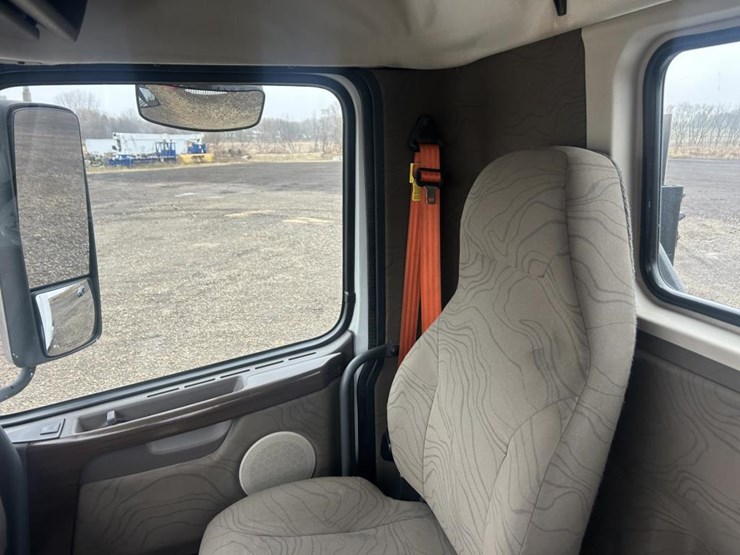 #1676-•-2015-volvo-vnl-day-cab-truck-tractor-image-31