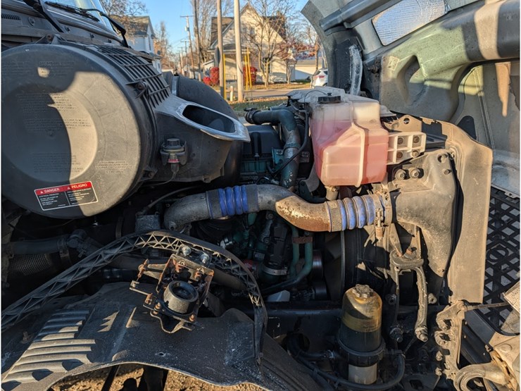 2015-volvo-vnl-day-cab-image-15