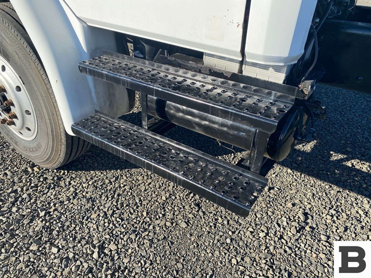 2002-freightliner-fl70-image-14