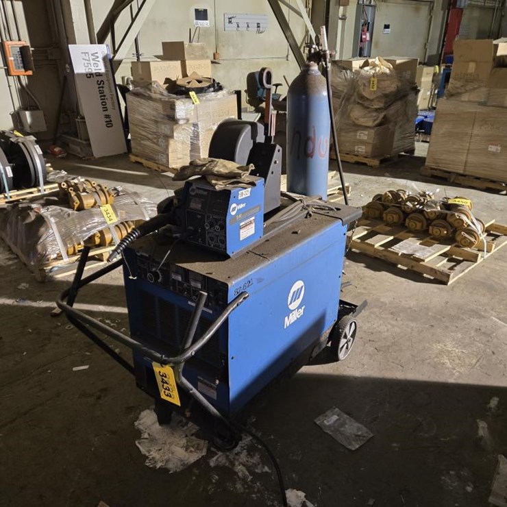 #3433 • Miller Dimension 650 Arc Welder w/ Feeder