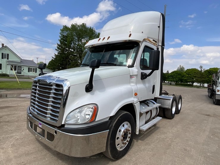 2016-freightliner-ca125-day-cab-image-2