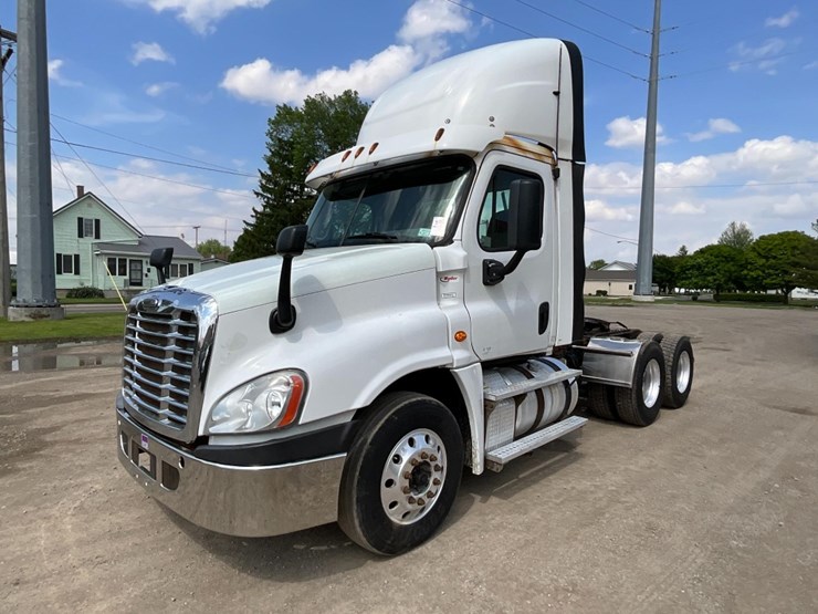 2016-freightliner-ca125-day-cab-image-1