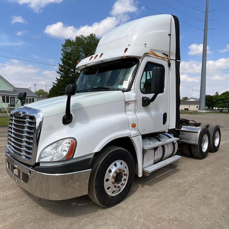 2016 Freightliner CA125 Day Cab