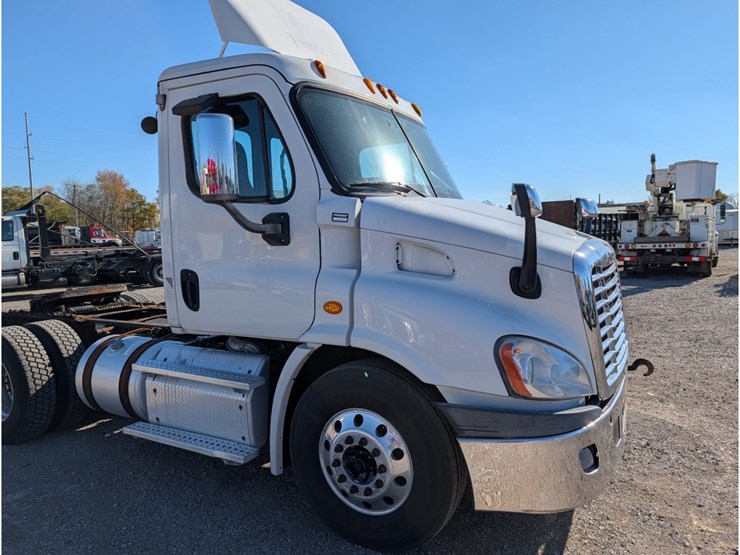 2013-freightliner-columbia-day-cab-image-4