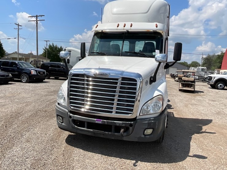 2016-freightliner-ca125-day-cab-image-3