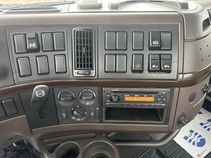 #1676-•-2015-volvo-vnl-day-cab-truck-tractor-image-34