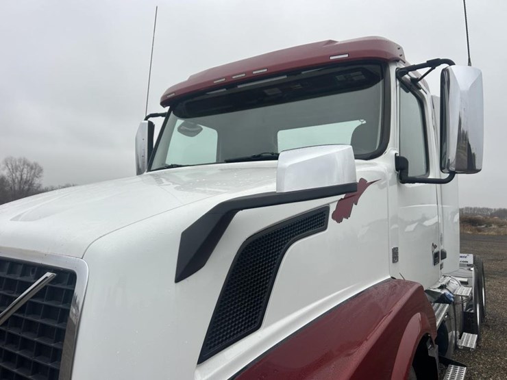 #1676-•-2015-volvo-vnl-day-cab-truck-tractor-image-74