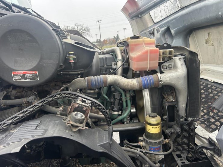 #1676-•-2015-volvo-vnl-day-cab-truck-tractor-image-49
