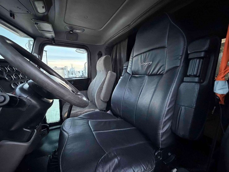 2016-peterbilt-389-image-5