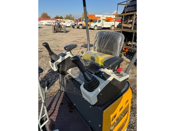 cfg-xz20r-mini-excavator-w/-mechanical-thumb-image-8